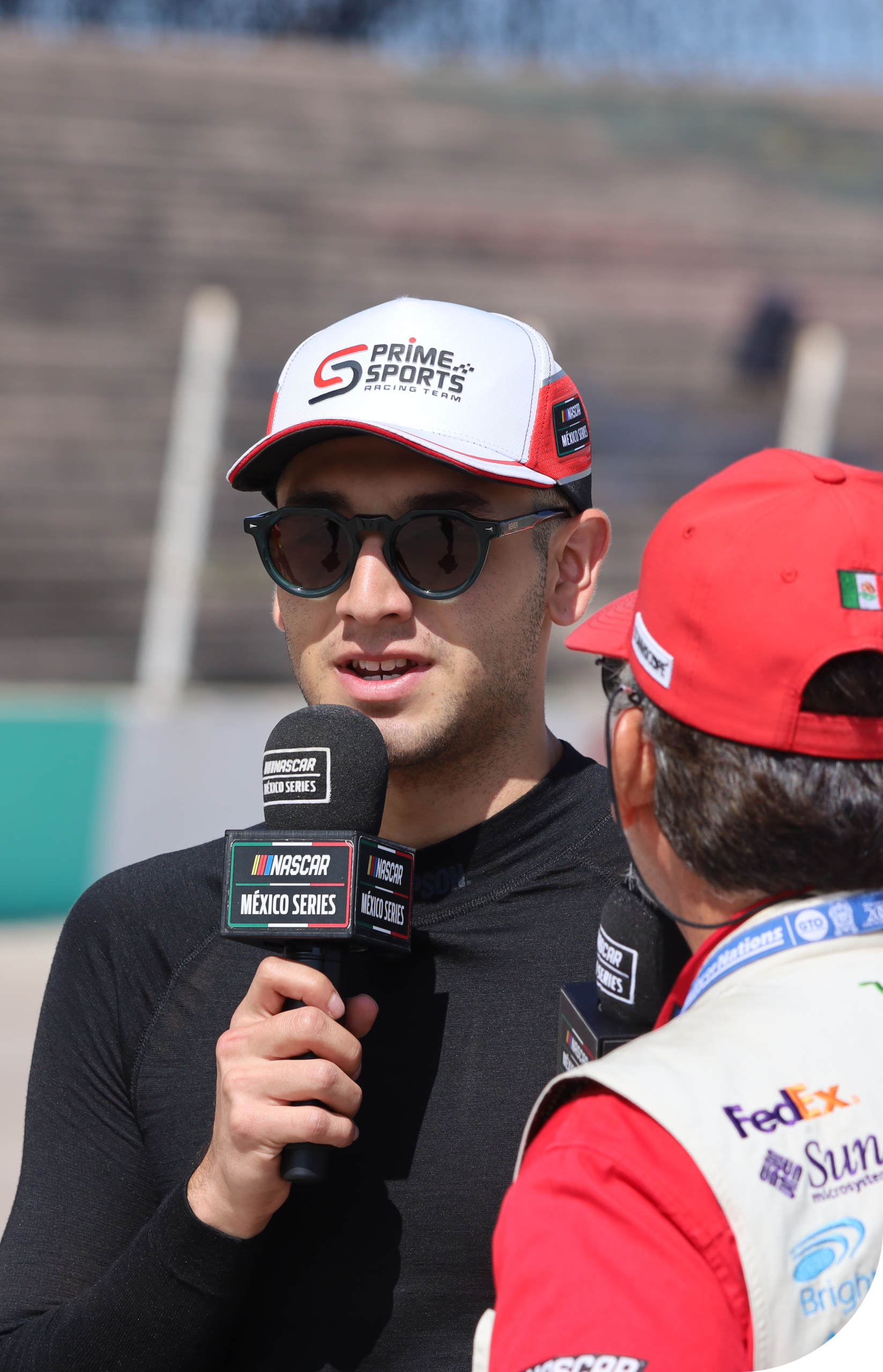 Piloto durante una entrevista en el circuito